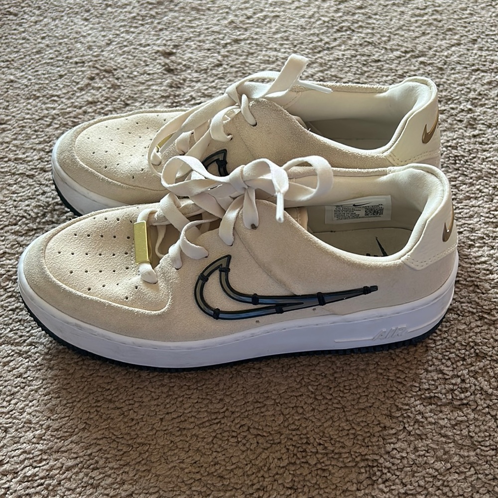 Beige Nike air max with gold accents, like new